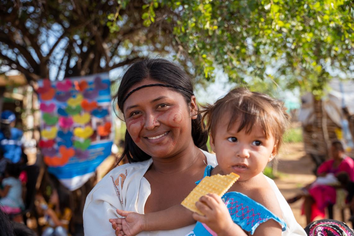 Mujer Indígena con niña