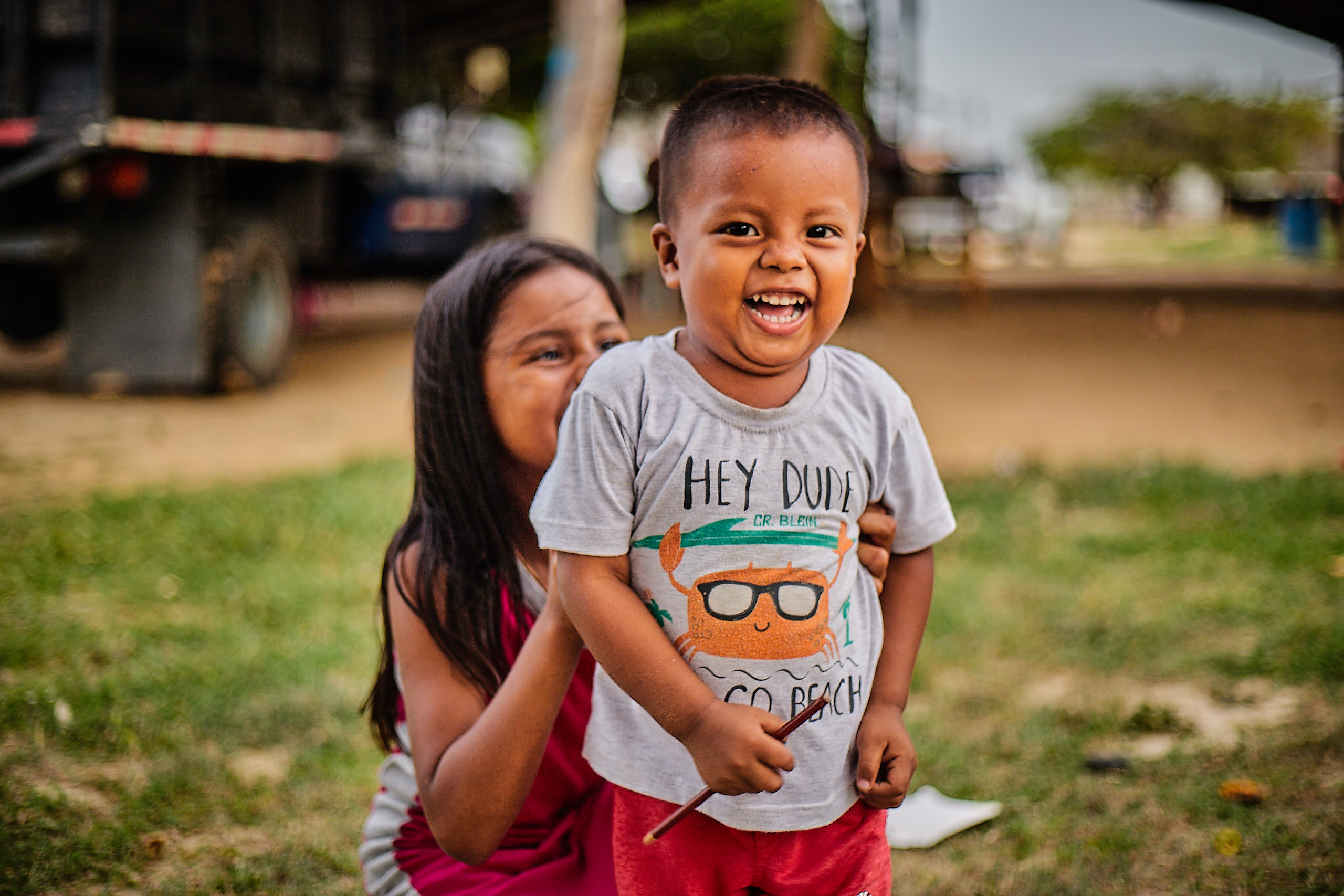 Niña y niño sonriendo