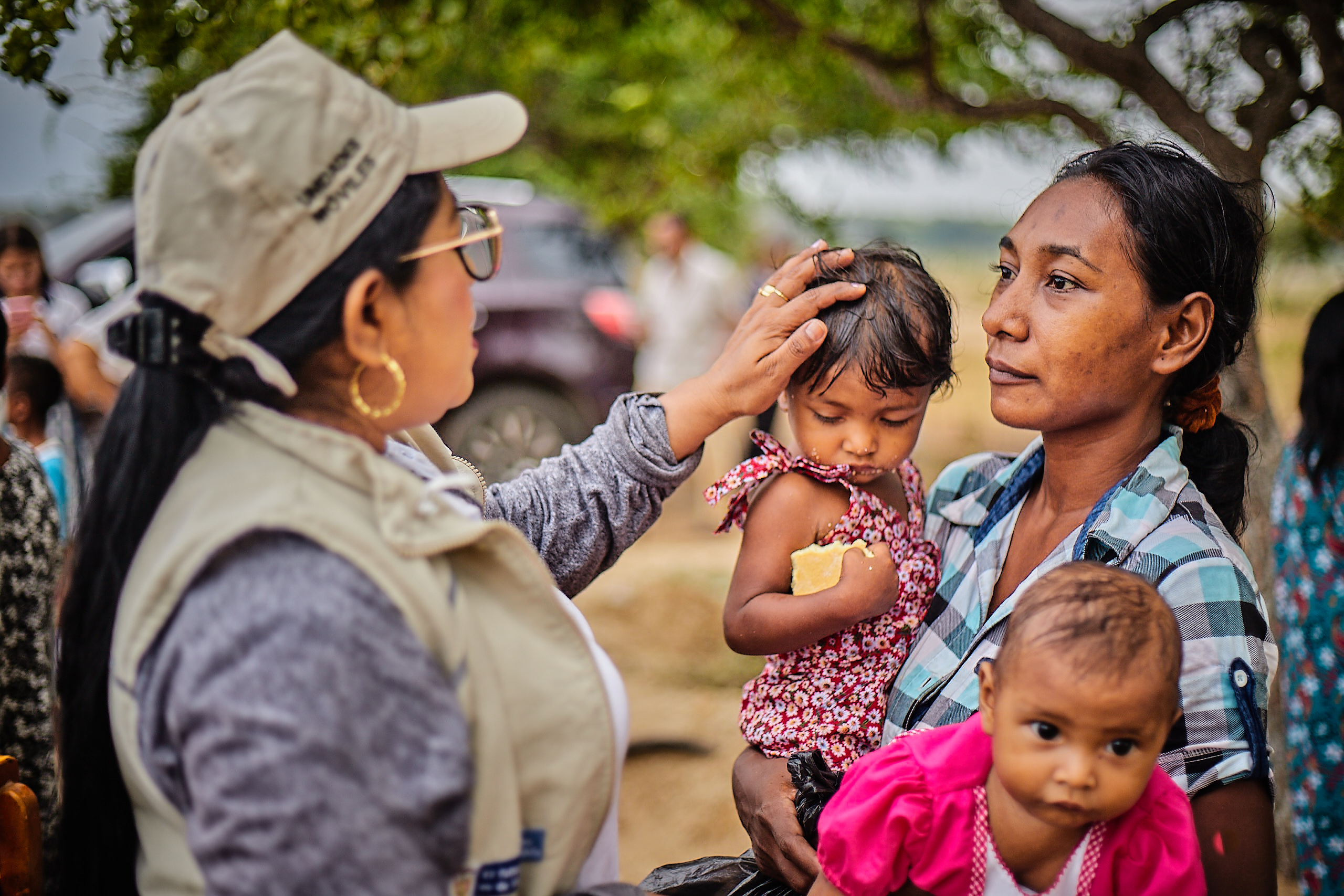 Funcionaria con una madre y sus dos hijos