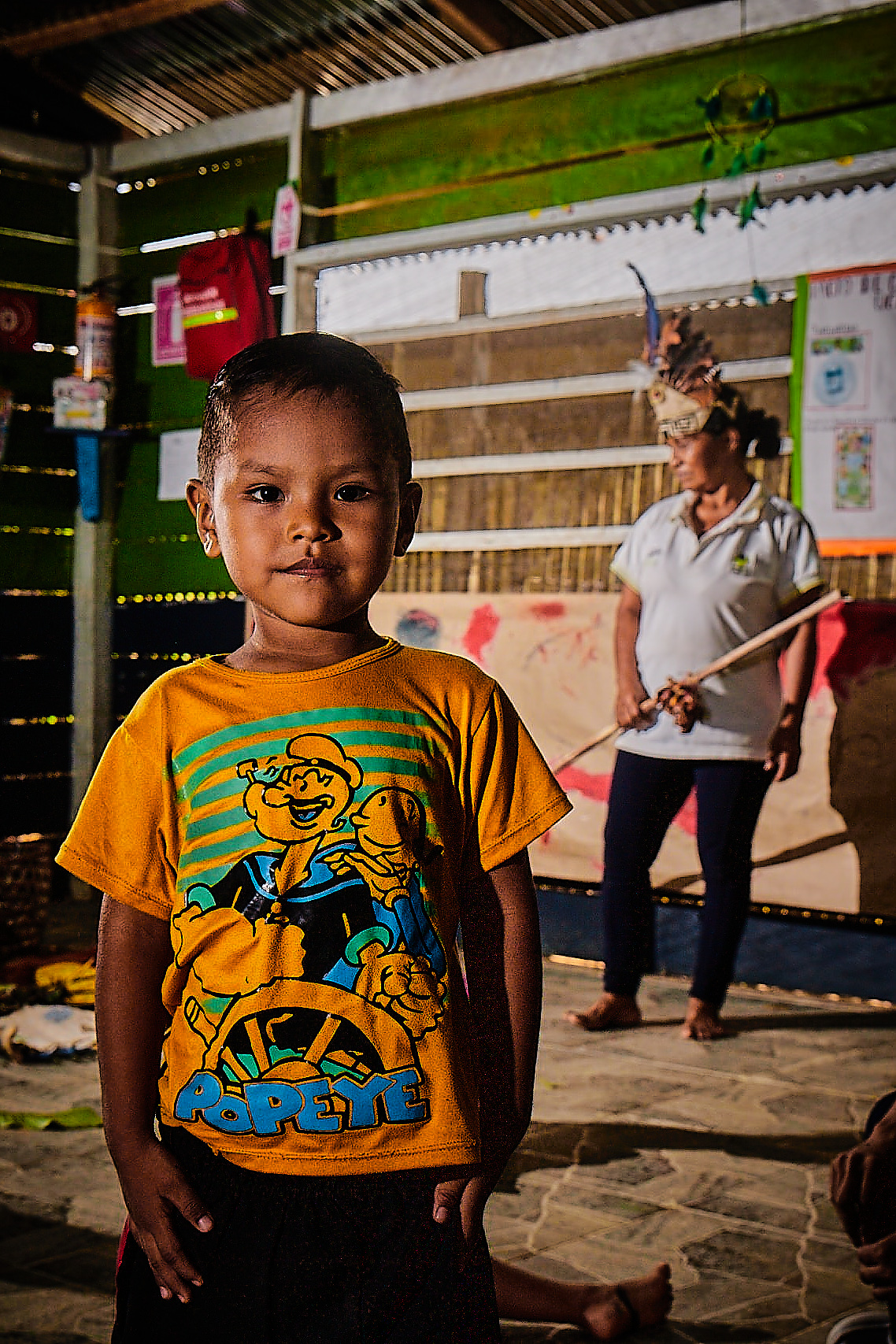 Niño con funcionaria al fondo