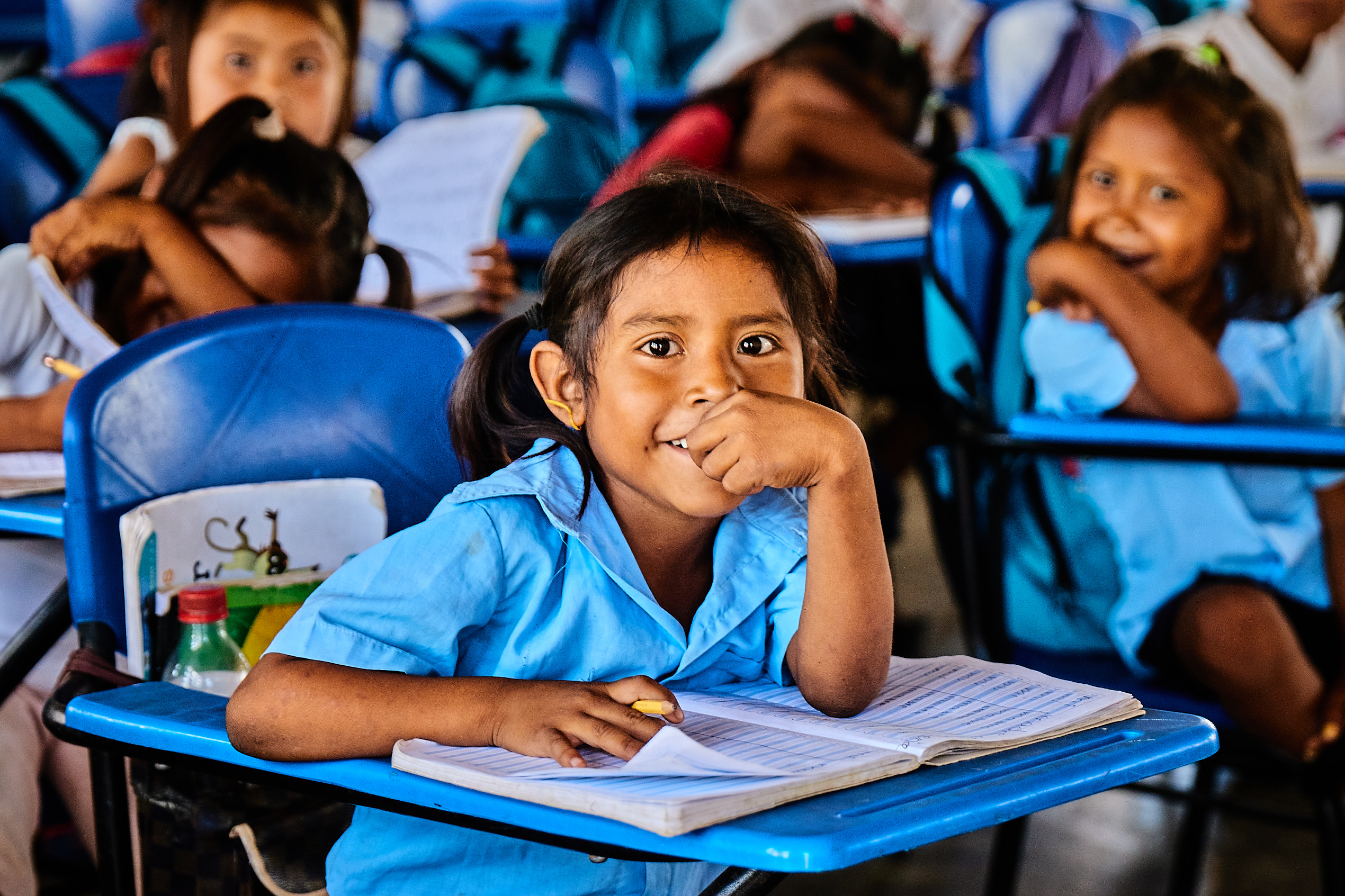 niña estudiando