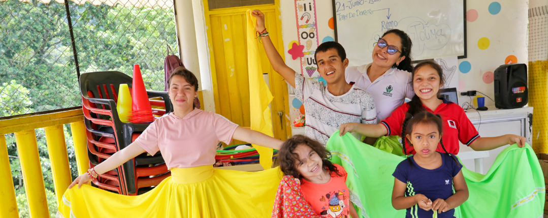 Docente con estudiantes en trajes folclóricos