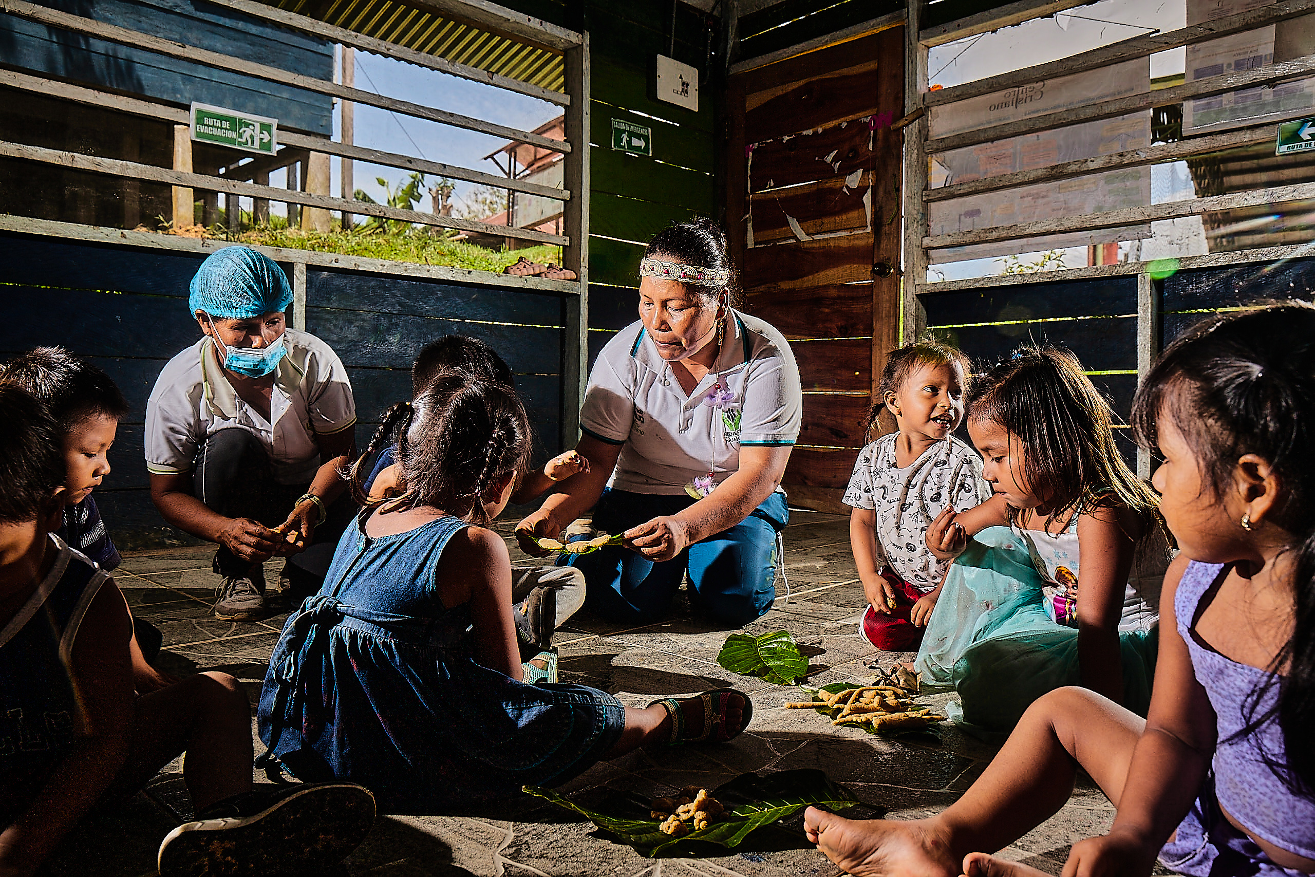 Niños compartiendo en comunidad